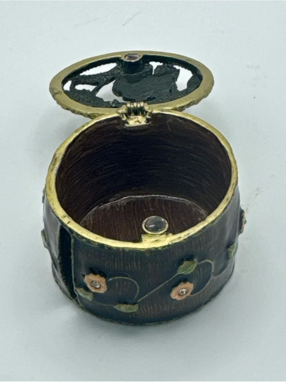 No brand charming round